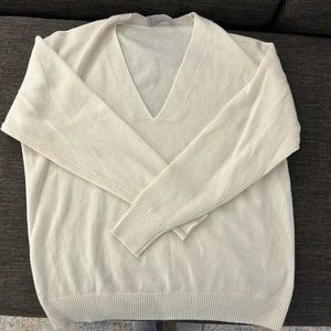 Everlane v neck cashmere sweater. Large